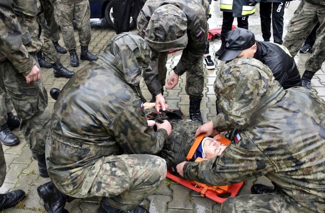 Terytorialsi i strażacy ćwiczyli między innymi udzielanie pierwszej pomocy ofiarom wypadków. 