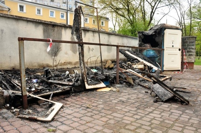 Podpalone toalety, stojące obok Łaźni w Radomiu, spaliły się niemal do cna.