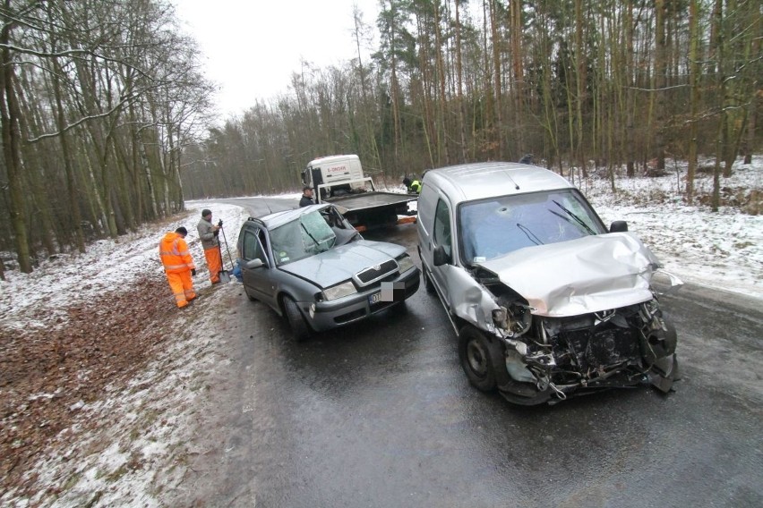 Wypadek na drodze Łozina - Bąków. Nie żyje młoda kobieta, ranne 3 osoby, wśród nich roczne dziecko