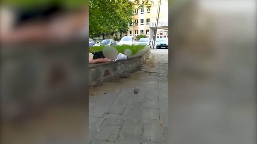 Para oddawała się uciechom i miłosnym igraszkom w centrum...