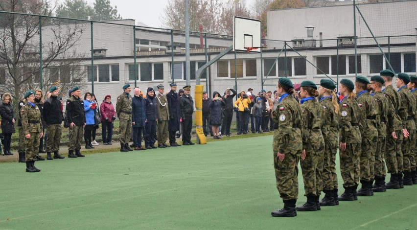 Tarnobrzeg. Ślubowanie klasy mundurowej w Zespole Szkół imienia Księdza Stanisława Staszica. Przed "Górnikiem" był pokaz musztry. Zdjęcia  