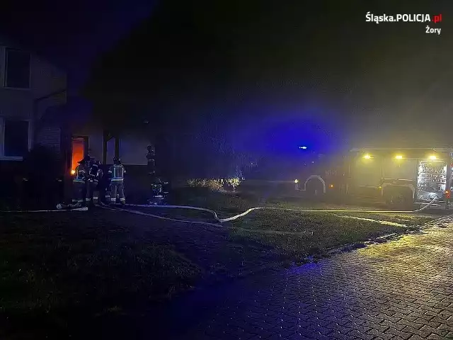 Policjantom z Żor udało się uratować z płonącego pustostanu 39 i 48-latka.
