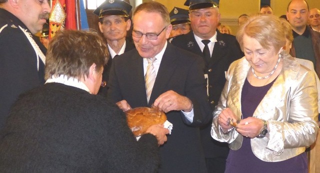 Józefa Grudnia i jego żonę Irenę podczas niedzielnych uroczystości w Piasku Wielkim powitała - chlebem i solą - Małgorzata Matusik.