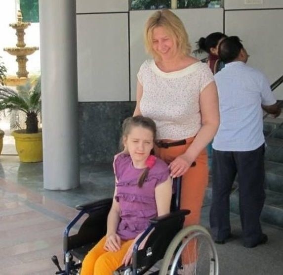 Agnieszka Sroka w Indiach po przeszczepie komórek macierzystych. Wówczas była całkowice przykuta do wózka.