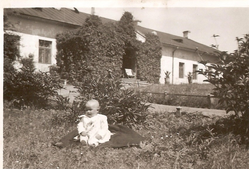 Mały Andrzej przed dworkiem na Sławinie. Rok 1937
