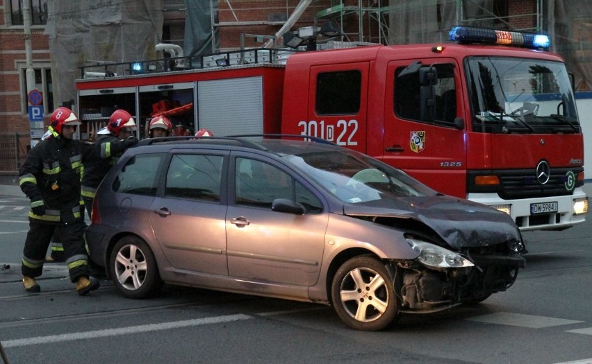 Wrocław: Wypadek na skrzyżowaniu Podwala i Krupniczej (ZDJĘCIA)