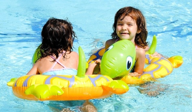 Dziewczynki mocno wyróżniały się na basenie. Pływały zawsze razem i na takich samych kołach. Zabawa sprawiała im frajdę, wystarczy tylko spojrzeć na uśmiech jednej z nich.
