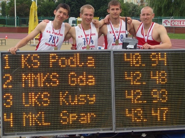 Sztafeta 4x100 m Podlasia Białystok pobiła w Toruniu klubowy rekord Polski wynikiem 40.94. Od lewej: Damian Czykier, Kamil Supiński (mistrz na 100 m), Kamil Bijowski (wicemistrz na 100), Paweł Skubina.
