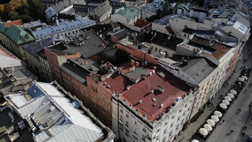 Dachy Krakowa na wyciągnięcie ręki. Z drona można wypatrzyć nawet... jacuzzi pod chmurką