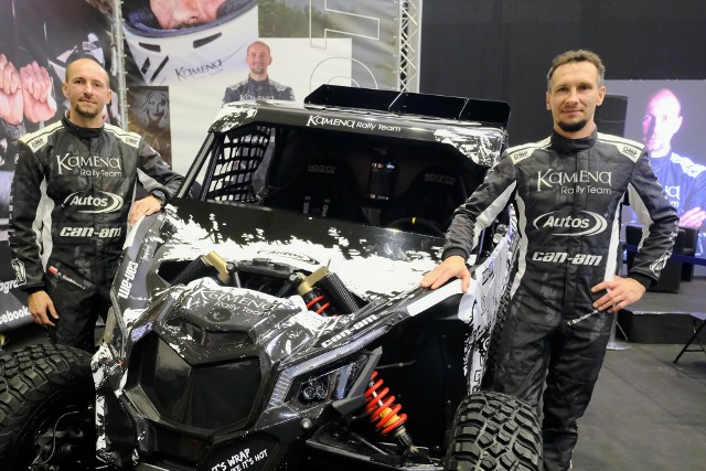 Dariusz Baśkiewicz i Tomasz Białkowski podczas prezentacji swojego nowego pojazdu na Poznań Motor Show