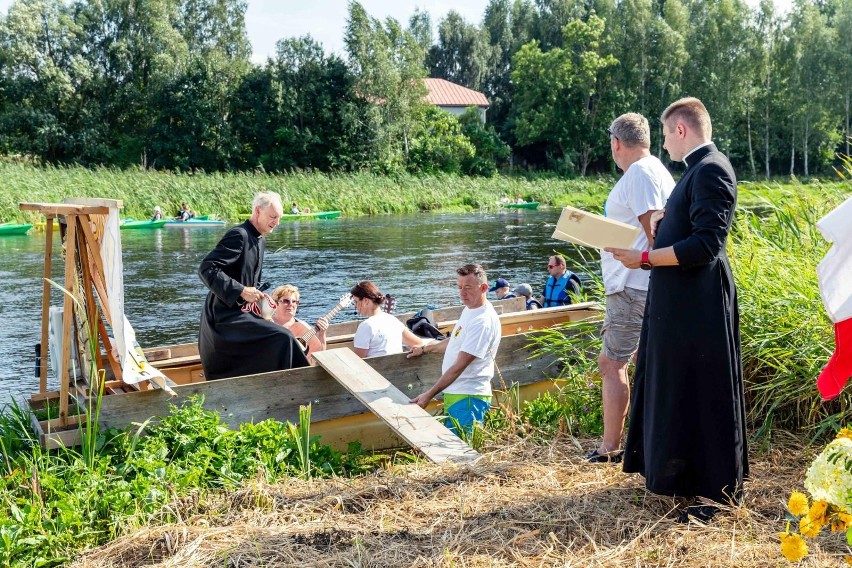 Pielgrzymi płynęli rzeką Supraśl do Wasilkowa.