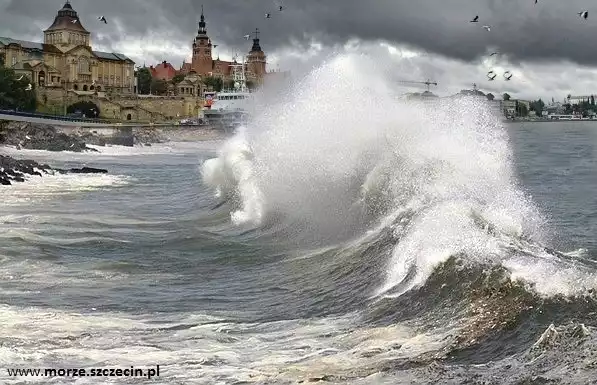 Dziś lepiej zostawić parawany w domu, ostrzeżenie przed sztormem dla Szczecina!