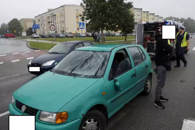 We wtorek (23.07) w Redzikowie koło Słupska doszło do groźnego potrącenia. W ciężkim stanie trafiła do słupskiego szpitala młoda kobieta potrącona przez samochód osobowy na przejściu dla pieszych. Na miejscu zdarzenia pracują policjanci ze słupskiej drogówki.