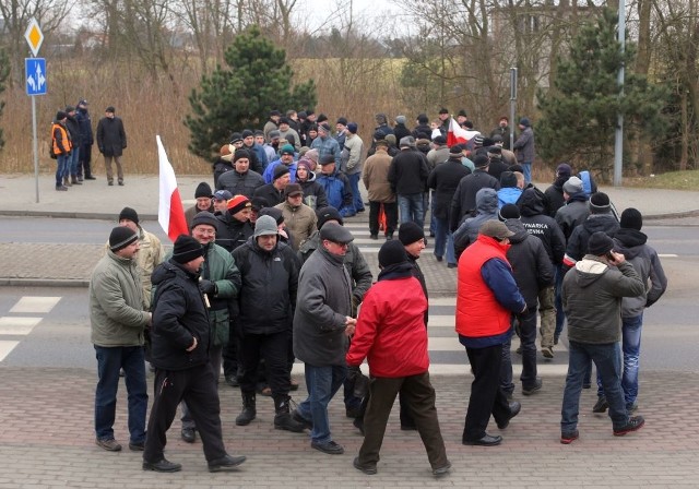 Rolnicy w ten sposób blokują przejazd przez Silno w gminie Chojnice.