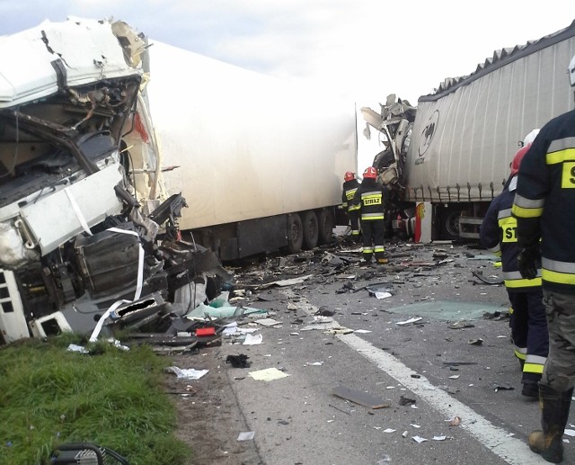 Sikory-Piotrowięta. Wypadek śmiertelny na DK8. Jedna osoba zginęła z zderzeniu ciężarówek.