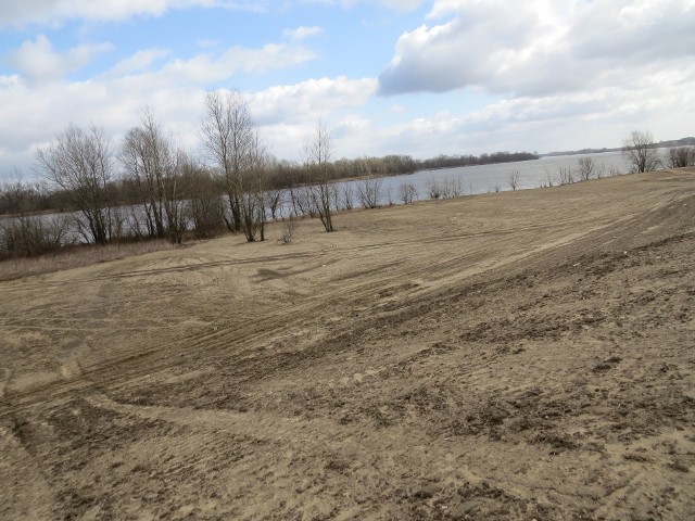 Urządzenie miejskiej plaży i zagospodarowanie terenów nad Wisłą to zadanie, które ma być realizowane w ramach budżetu obywatelskiego. W Urzędzie Miasta w Ciechocinku projektant inż Piotr Szefler z Biura Projektowego Melbud w Toruniu przedstawił plany tej inwestycji, a Łukasz Małecki, informatyk w LO - wizualizację, przygotowaną przez jego uczniów. Zobaczcie, jak puste obecnie miejsce może wyglądać już w tym roku.