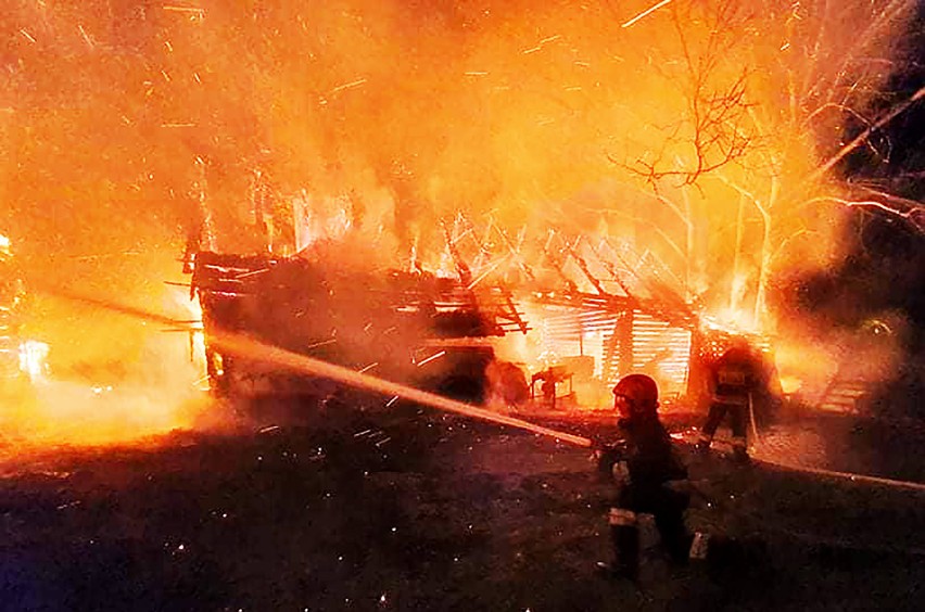 Strażacy zdjęciami udokumentowali grozę nocnego pożaru i trudność akcji w Barcicach