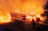 Strażacy zdjęciami udokumentowali grozę nocnego pożaru i trudność akcji w Barcicach