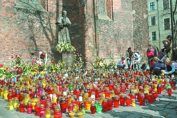 Fot. Lech kamiński Pierwszy pomnik Jana Pawła II ustawiono w Toruniu przy  murze katedry św. św. Janów
