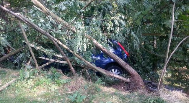 W poniedziałek 15 września kobieta kierująca fordem wyleciał z drogi i wjechała do lasu.