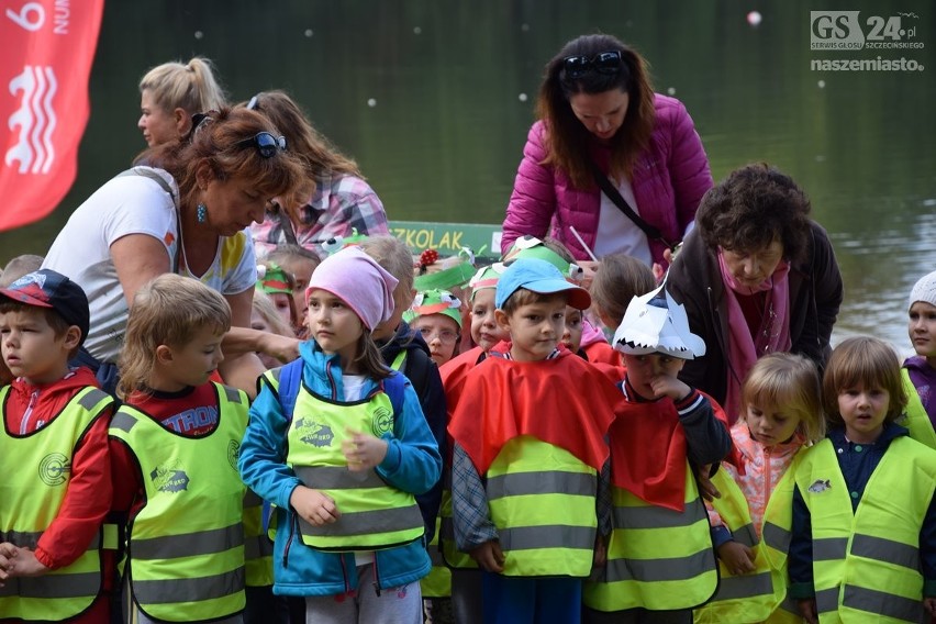 Pół tysiąca dzieci zarybiało jezioro Głębokie w Szczecinie [zdjęcia, wideo]