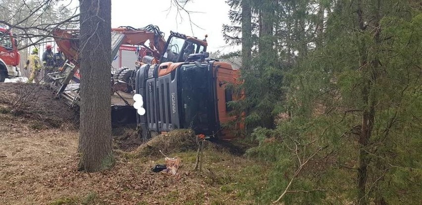 Wypadek ciężarówki na drodze 212 Bytów-Chojnice. Policja...