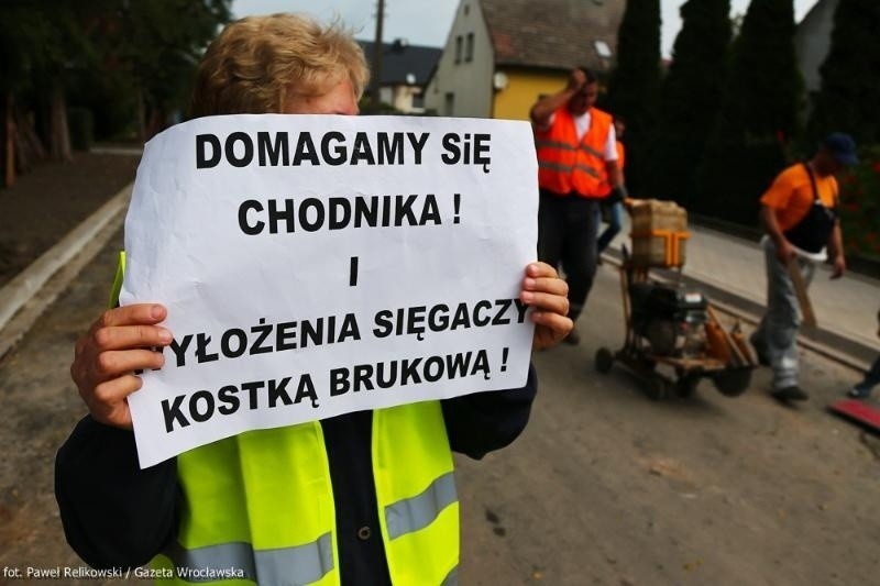 Wrocław: Mieszkańcy Zakrzowa protestowali i blokowali ulicę (ZDJĘCIA)