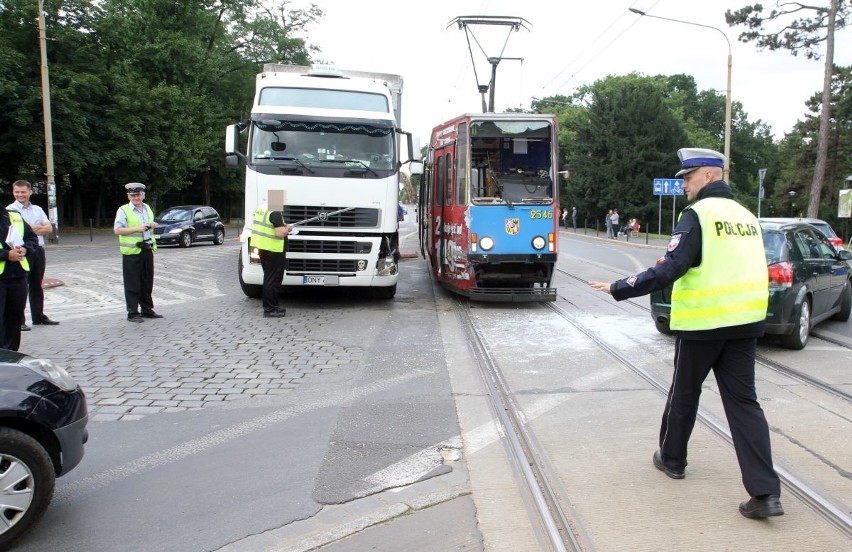 Zderzenie tira z tramwajem linii 1 na ul. Wróblewskiego