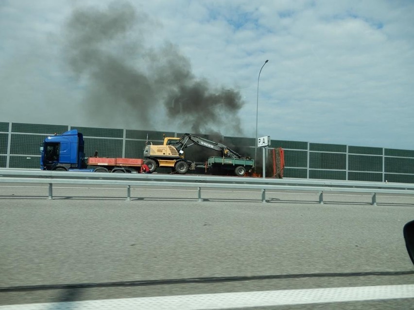Pożar naczepy samochodu ciężarowego na autostradzie A4 w Borku Wielkim koło Sędziszowa Małopolskiego