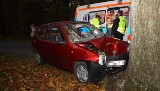 Fiat seicento uderzył w drzewo. Jedna osoba ranna