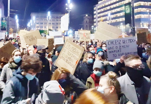 Strajk kobiet w Katowicach. W środę 28.10 manifestanci demonstrowali na rynku, nie pod katedrą.Zobacz kolejne zdjęcia. Przesuwaj zdjęcia w prawo - naciśnij strzałkę lub przycisk NASTĘPNE