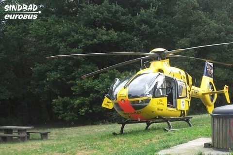 Rodzącą panią Justynę z trasy zabrał do szpitala helikopter ratunkowy.