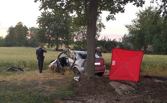 W miniony weekend w Kruchowie doszło do wypadku, w którym śmierć na miejscu poniósł 29-letni pasażer opla. Dzisiaj w nocy w szpitalu zmarł 25-letni kierowca.Jak już informowaliśmy, w sobotni wieczór (22 czerwca) na drodze powiatowej w Kruchowie (gmina Trzemeszno) doszło do tragicznego w skutkach wypadku. Ze wstępnych ustaleń policji wynika, że kierujący samochodem osobowym marki Opel Astra, 25-letni mieszkaniec powiatu żnińskiego, na prostym odcinku drogi zjechał na prawe pobocze, a następnie uderzył w drzewo.- W wyniku uderzenia auto wywróciło się na bok i zatrzymało na polu uprawnym. Śmierć na miejscu wypadku poniósł 29-letni pasażer. Kierujący z poważnymi obrażeniami ciała został przetransportowany do szpitala w Gnieźnie - relacjonują gnieźnieńscy policjanci.Właśnie się dowiedzieliśmy, że dziś w nocy (28 czerwca) w szpitalu zmarł drugi uczestnik tego wypadku, 25-letni mężczyzna kierujący oplem, mieszkaniec powiatu żnińskiego.Flesz - wypadki drogowe. Jak udzielić pierwszej pomocy?