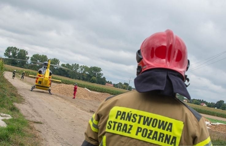 Pod Oleśnicą maszyna rolnicza wciągnęła nastolatka....