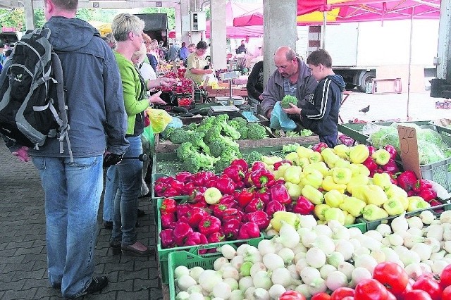 Klienci są zaskoczeni wysokimi cenami warzyw na targowiskach.
