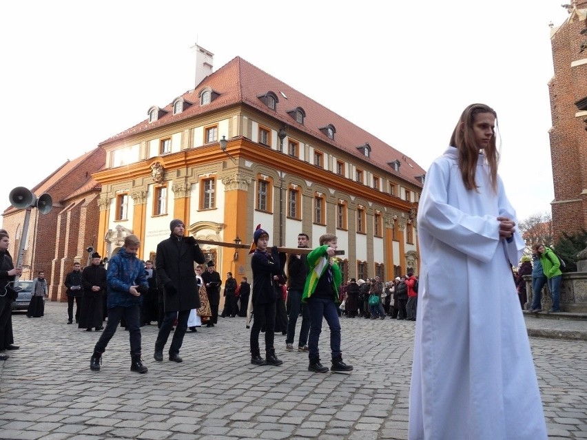 Wrocław: Droga Krzyżowa na Ostrowie Tumskim. Kilkaset osób wzięło udział w modlitwie (ZDJĘCIA)