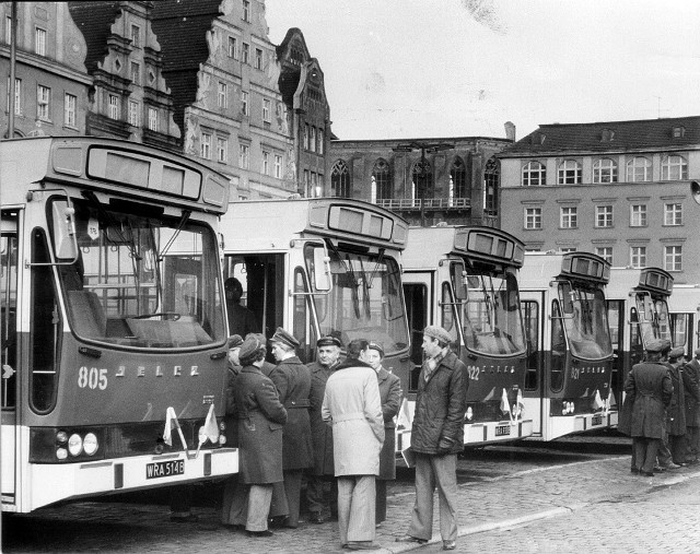 5.12.1979 Autobusy Jelcz przekazywane miastu na placu Gołębim. W tle spalony kościół garnizonowy.