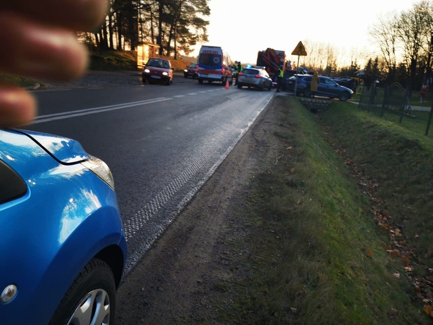 Wypadek w podkoszalińskim Konikowie. Poślizg i dachowanie [ZDJĘCIA]