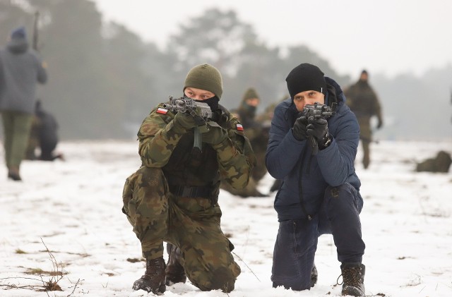 W Polsce już od połowy stycznia odbywa się kolejna edycja projektu "Trenuj z wojskiem w ferie". Ćwiczenia łącznie odbywają się w 31 jednostkach wojskowych, a tym razem również i w Toruniu. Dzisiaj (11.02) szkolenia wojskowe dla każdego odbył się m.in. na toruńskim poligonie. Jak przebiegało wydarzenie? Zobaczcie sami!