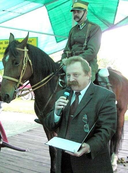 Szef kopalni Bolesław Gawlik w rycerskiej obstawie życzył gościom dobrej zabawy.