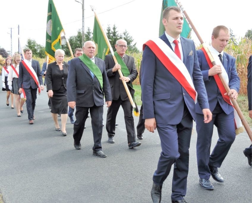 Mieszkańcy gminy Dąbrowa dziś świetowali. Odbyły się Targi Dębowe i dożynki w Mokrem [zdjęcia]