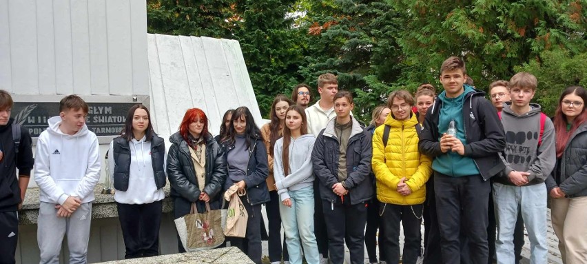 Uczniowie tarnobrzeskiego "Rolnika" odwiedzili cmentarz wojenny w Tarnobrzegu