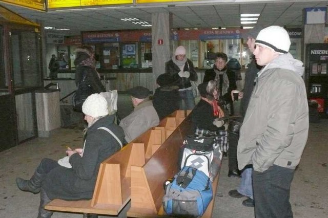 W poniedziałek  pasażerowie na kieleckim dworcu czekali ponad czterdzieści minut na spóźniony pociąg z Krakowa do Warszawy.