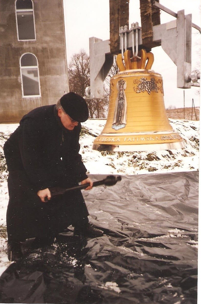 Dzwon do nowego kościoła w Świeszynie - 2001 r.