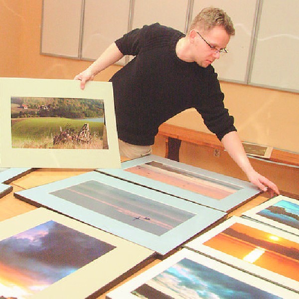 Andrzej Makowski przygotowuje ekspozycję w "Zaciszu&#8221;