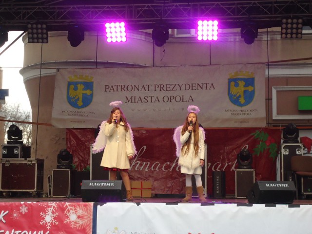 Zuzanna Paciorek i Sara Grabowski zaśpiewały francuską kolędę w niemieckim przekładzie oraz piosenkę o Rudolfie Czerwononosym.