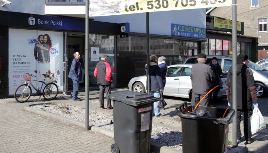 Od środy, 1 kwietnia, banki musiały wprowadzić ograniczenia...