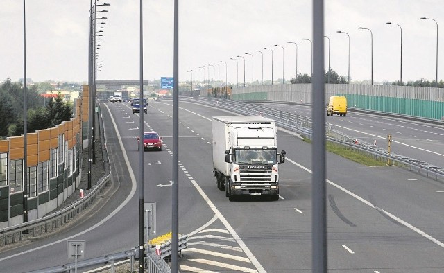 Za przejazd autostradą A4 na razie będą płacić kierowcy samochodów ciężarowych. Im starsze auto, emitujące do atmosfery więcej szkodliwych substancji, tym opłata wyższa