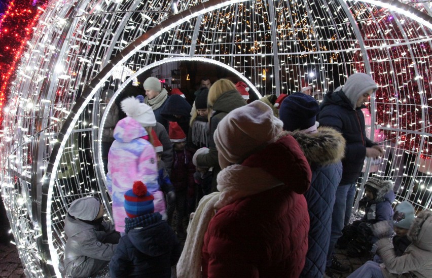 Radom. Tunel świetlny i nowe świąteczne dekoracje na deptaku oglądały tłumy radomian (dużo zdjęć)