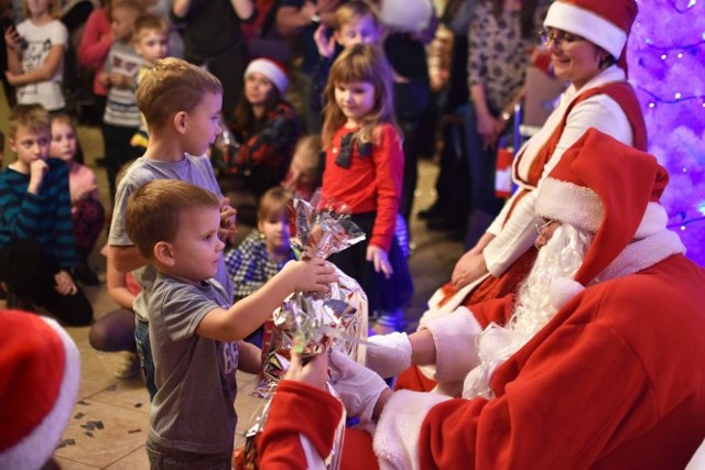 Wszystkie dzieci z gminy Secemin otrzymały jednakowe „słodkie” upominki od świętego Mikołaja.
